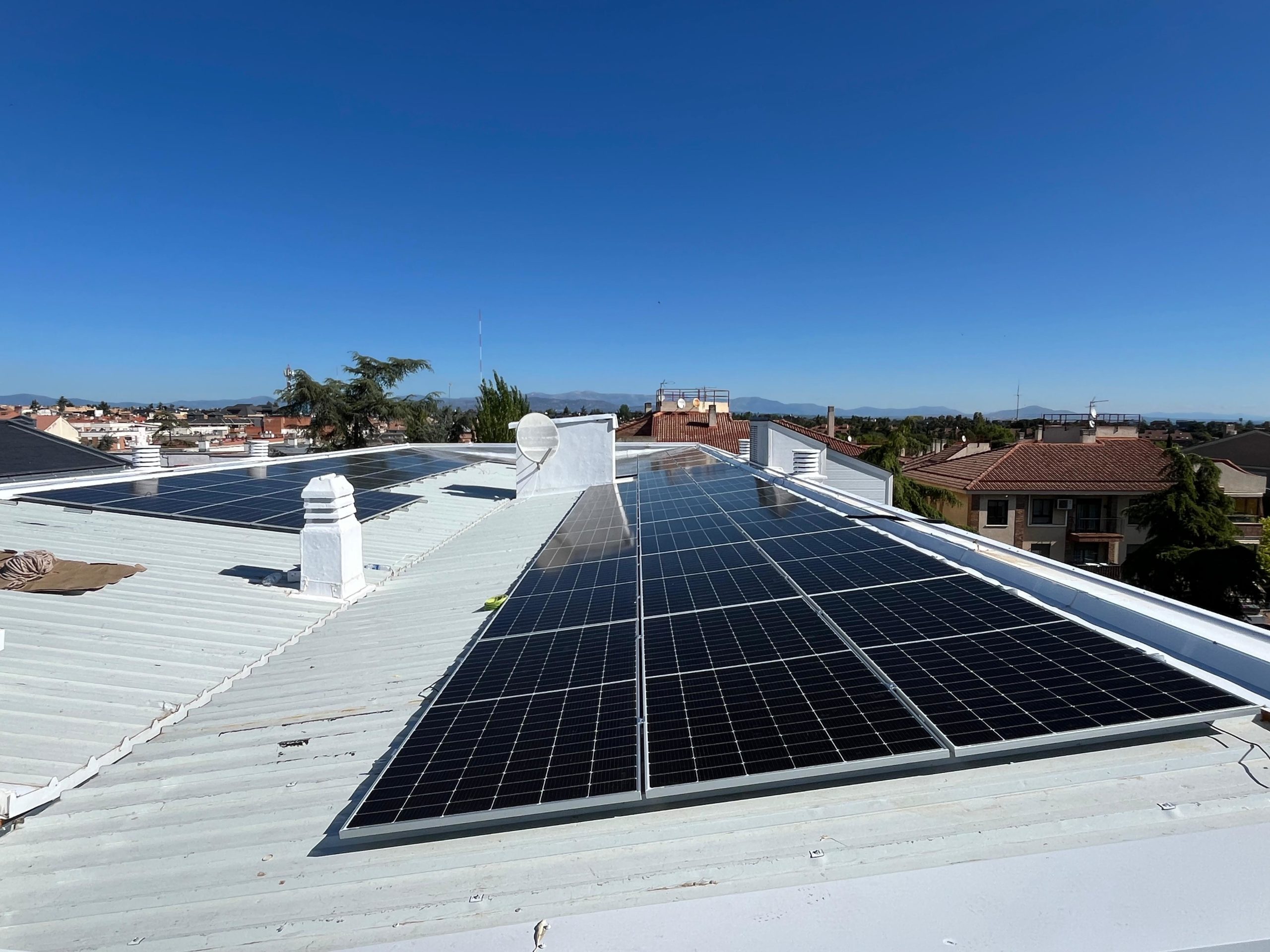 Placas solares en edificio residencial en Madrid